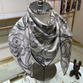 [ C ] 점선 로고 패턴 화이트 사각 스카프