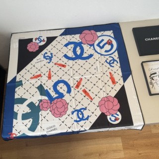 [ C ] Lip 패턴 네이비 사각 스카프