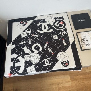 [ C ] Lip 패턴 블랙 사각 스카프