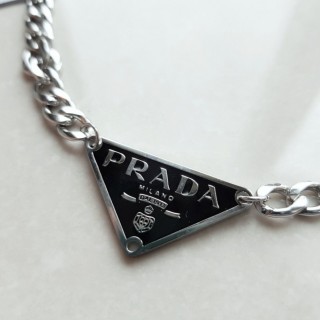 프* 삼각 목걸이