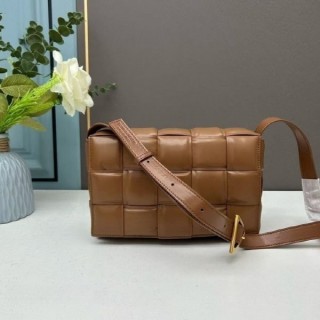 보* 패디드 카세트백