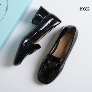 [ P ] 삼각로고 페이턴트 레더 로퍼 (여성)