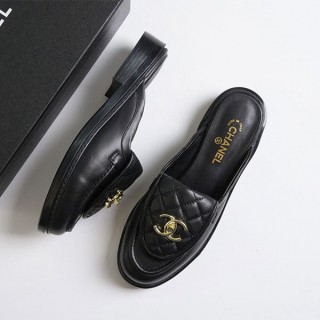 [ C ] CC 로고 퀄팅 턴락 뮬 클로그 슬리퍼 (여성)