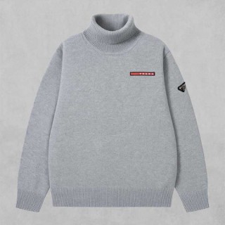 [ P ] 레드 스틱 삼각 로고 메리노 울 터틀넥 스웨터