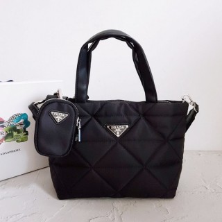 프** 고급 리나일론 나파 트라이앵글 퀼팅 패딩 더블핸들 지퍼 포켓 토트 블랙