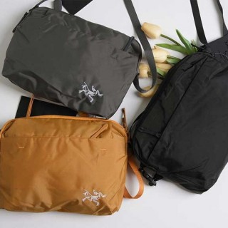 아* 자수로고 스트랩 파우치