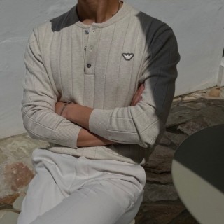 AM 쓰리 버튼 탭 골지 헨리넥 니트